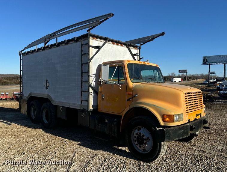image for item EN5170 2000 International 4900  box truck