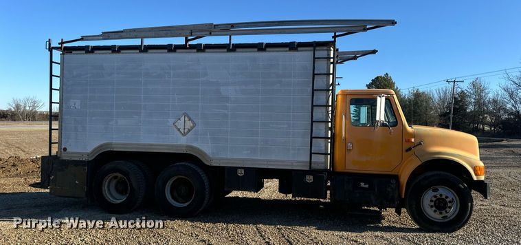 image for item EN5170 2000 International 4900  box truck