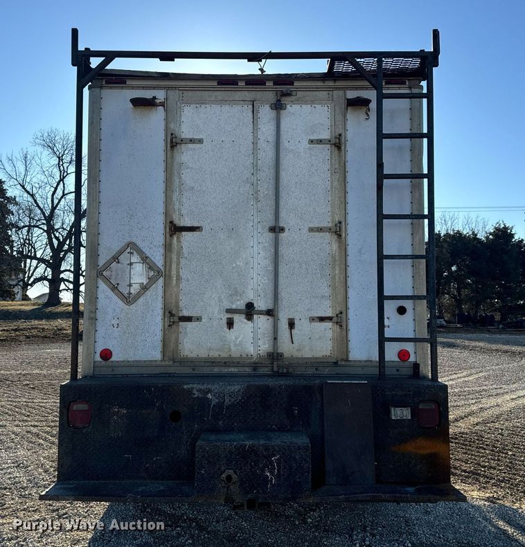 image for item EN5170 2000 International 4900  box truck