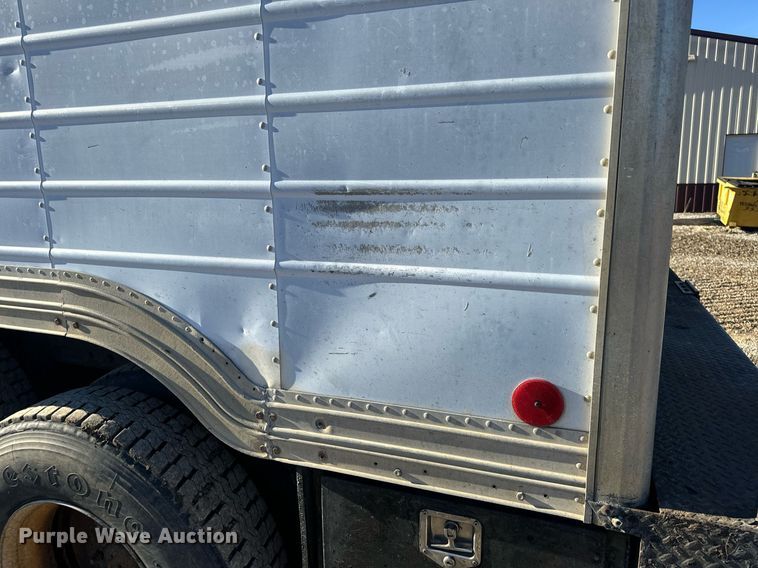 image for item EN5170 2000 International 4900  box truck