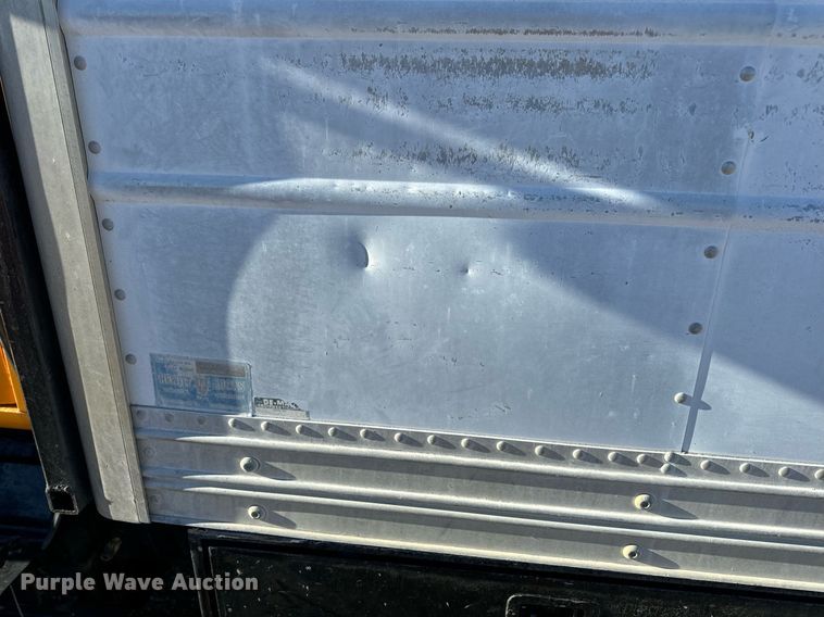 image for item EN5170 2000 International 4900  box truck