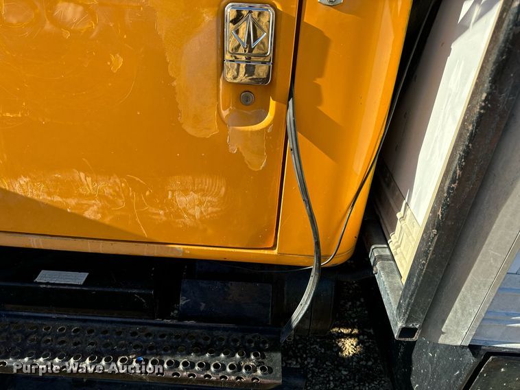 image for item EN5170 2000 International 4900  box truck