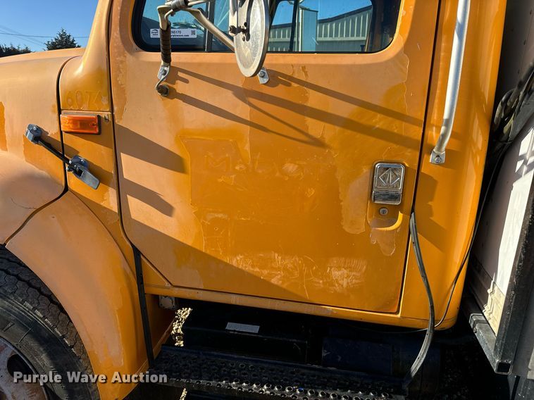 image for item EN5170 2000 International 4900  box truck