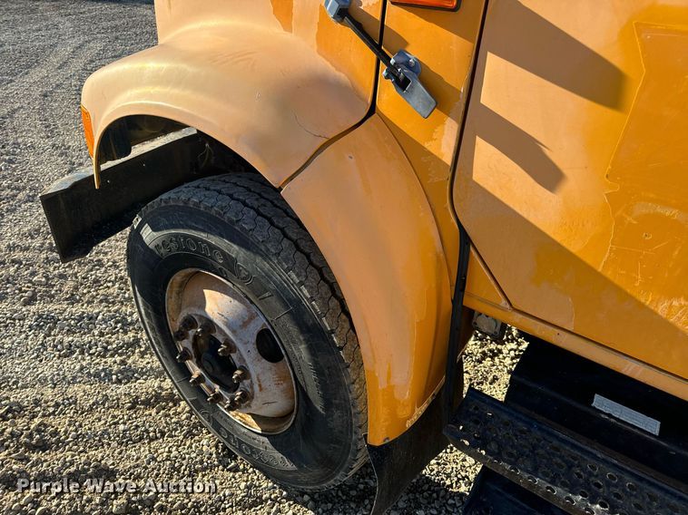 image for item EN5170 2000 International 4900  box truck