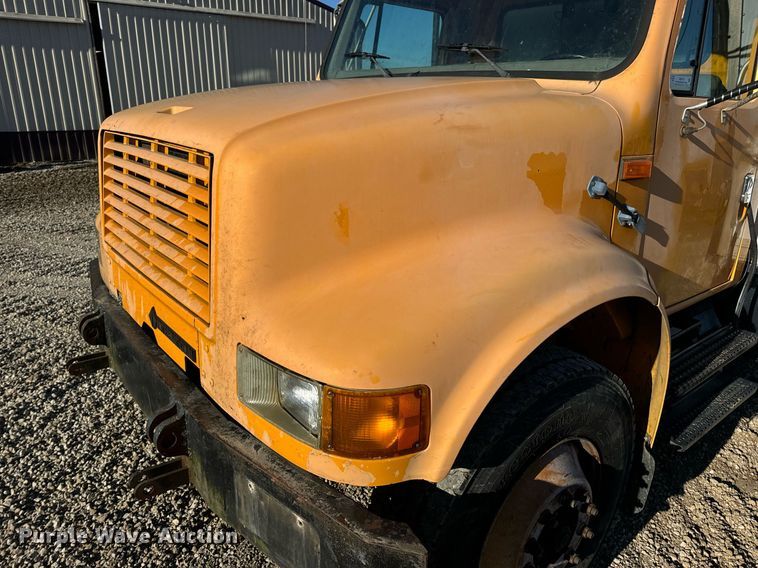 image for item EN5170 2000 International 4900  box truck