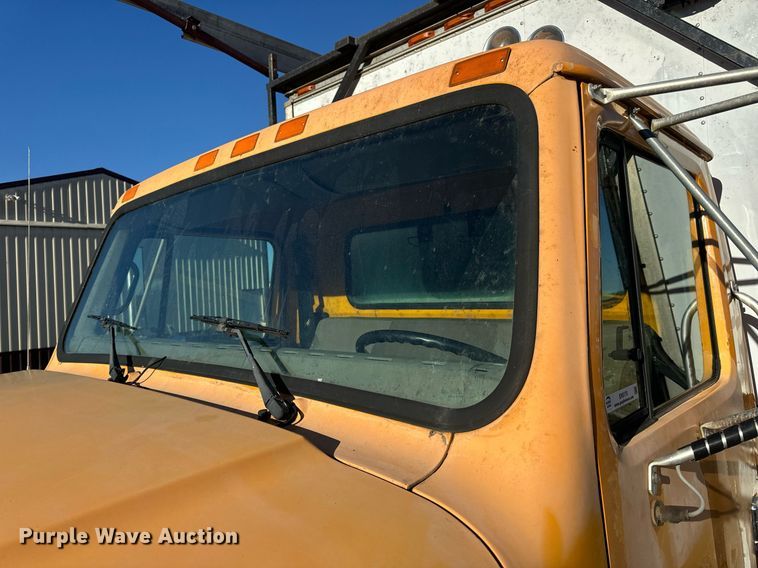 image for item EN5170 2000 International 4900  box truck