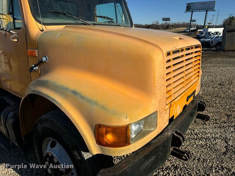 image for item EN5170 2000 International 4900  box truck