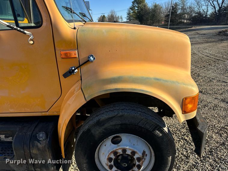 image for item EN5170 2000 International 4900  box truck