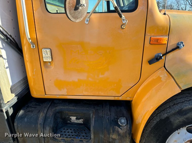 image for item EN5170 2000 International 4900  box truck