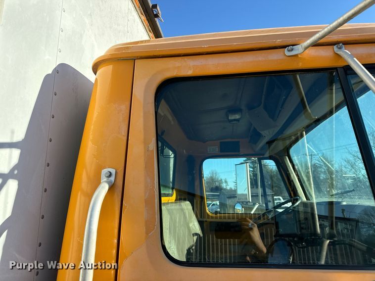 image for item EN5170 2000 International 4900  box truck