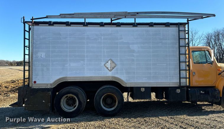 image for item EN5170 2000 International 4900  box truck