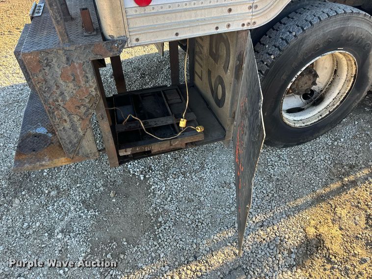 image for item EN5170 2000 International 4900  box truck