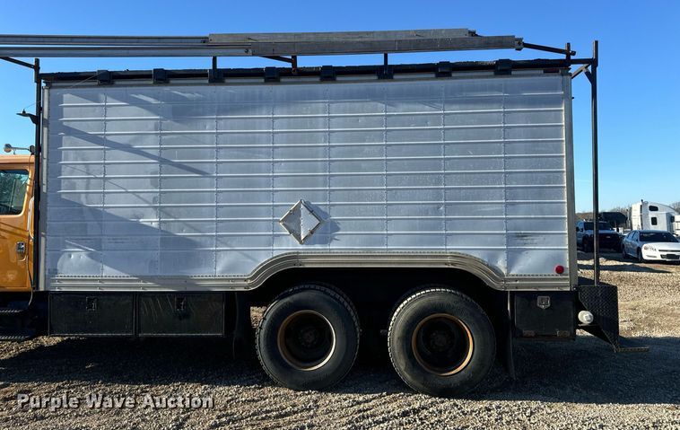 image for item EN5170 2000 International 4900  box truck