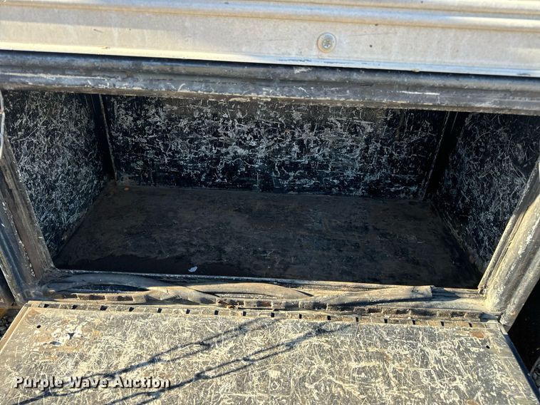 image for item EN5170 2000 International 4900  box truck