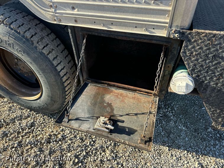 image for item EN5170 2000 International 4900  box truck