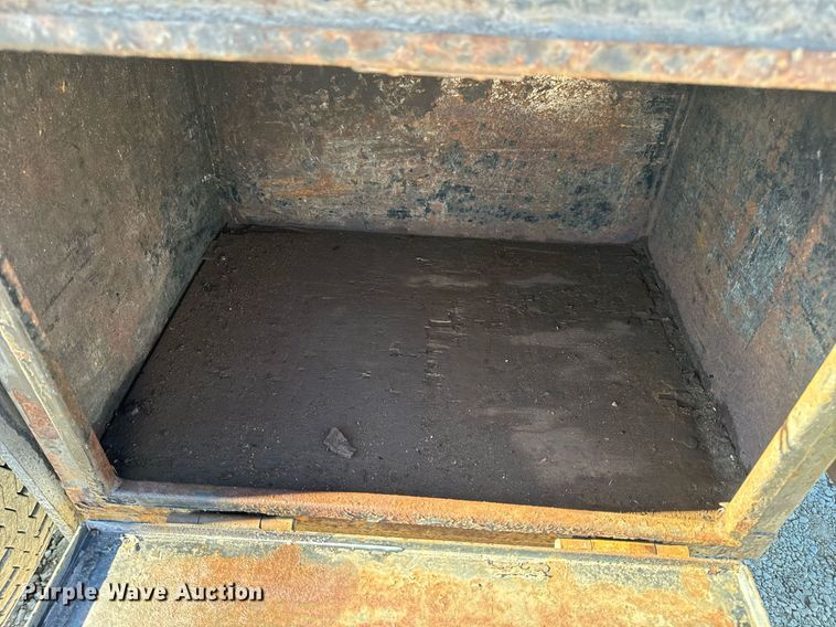 image for item EN5170 2000 International 4900  box truck