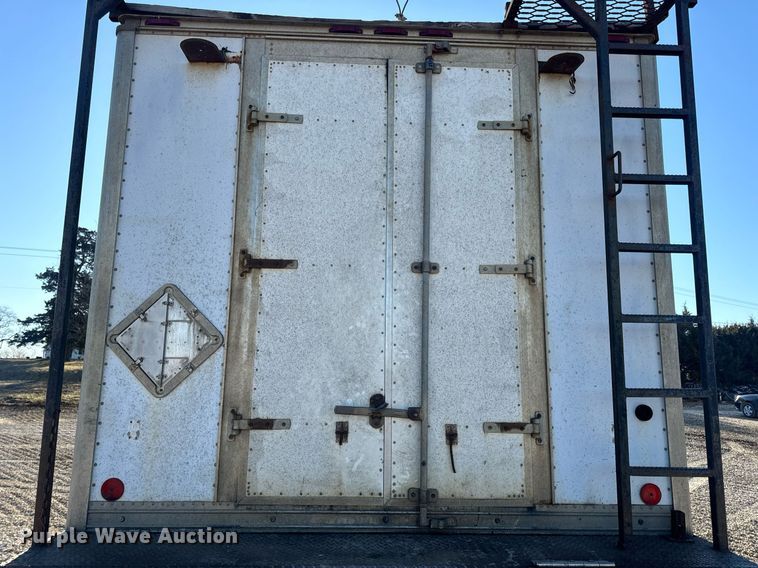 image for item EN5170 2000 International 4900  box truck