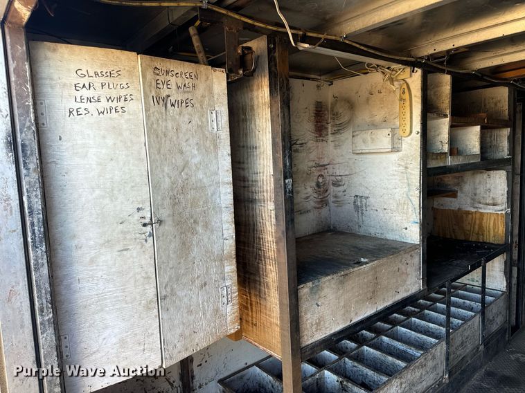 image for item EN5170 2000 International 4900  box truck