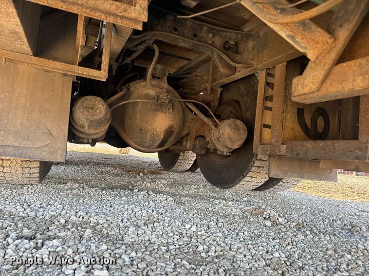 image for item EN5170 2000 International 4900  box truck