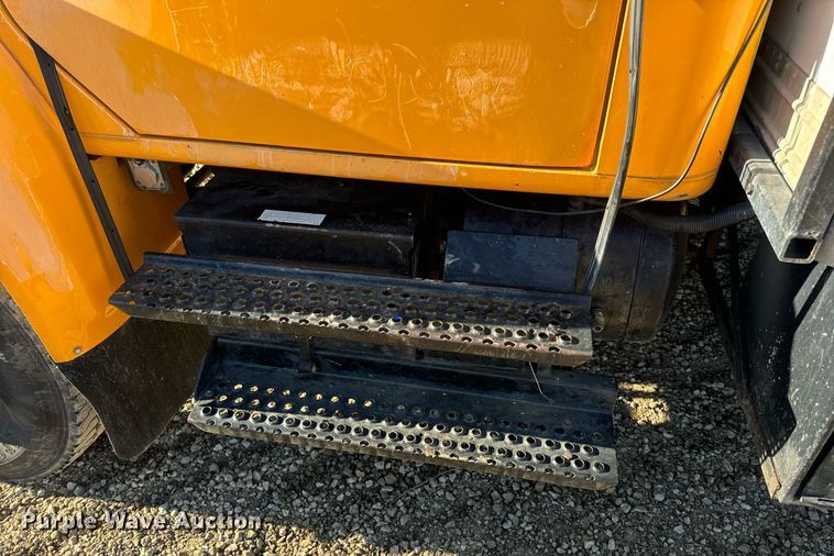 image for item EN5170 2000 International 4900  box truck