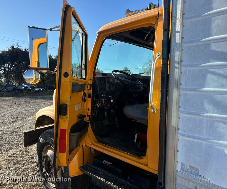 image for item EN5170 2000 International 4900  box truck