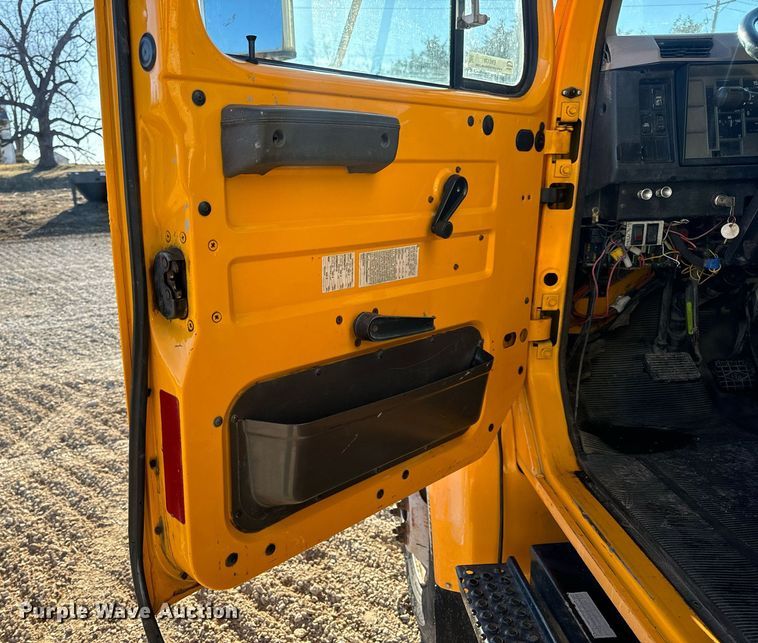 image for item EN5170 2000 International 4900  box truck