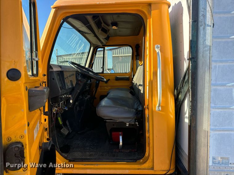 image for item EN5170 2000 International 4900  box truck