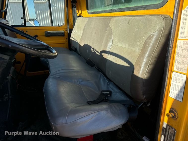 image for item EN5170 2000 International 4900  box truck