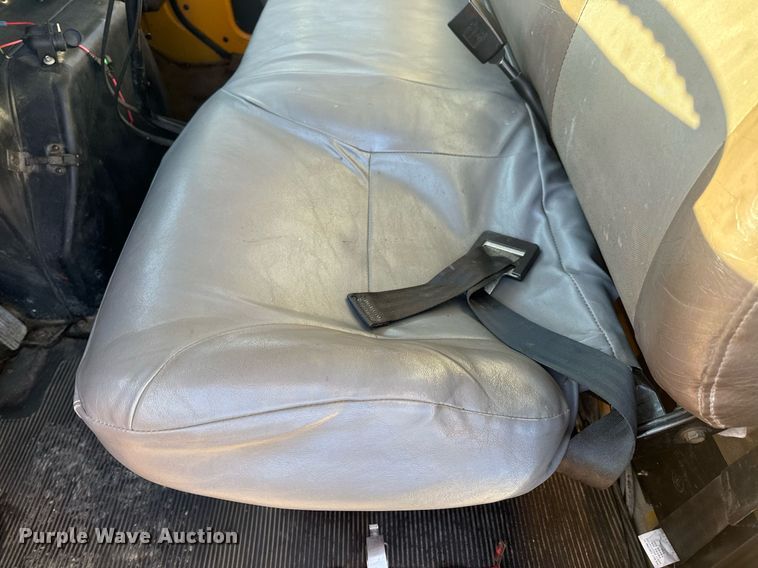 image for item EN5170 2000 International 4900  box truck