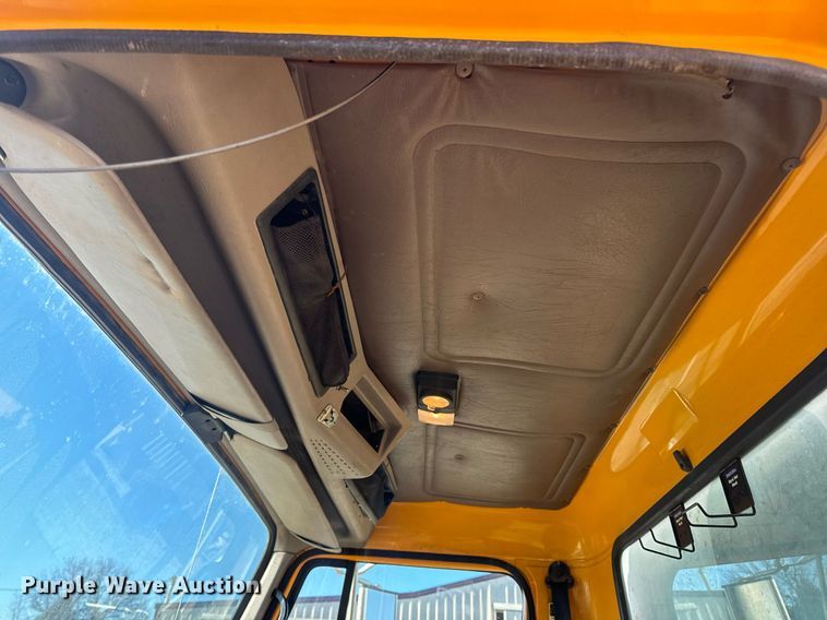 image for item EN5170 2000 International 4900  box truck