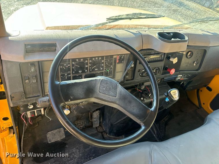 image for item EN5170 2000 International 4900  box truck