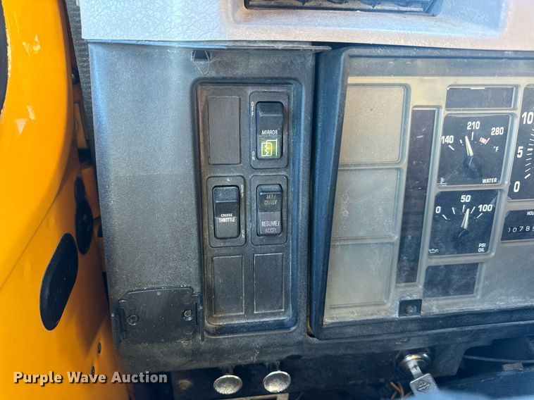 image for item EN5170 2000 International 4900  box truck