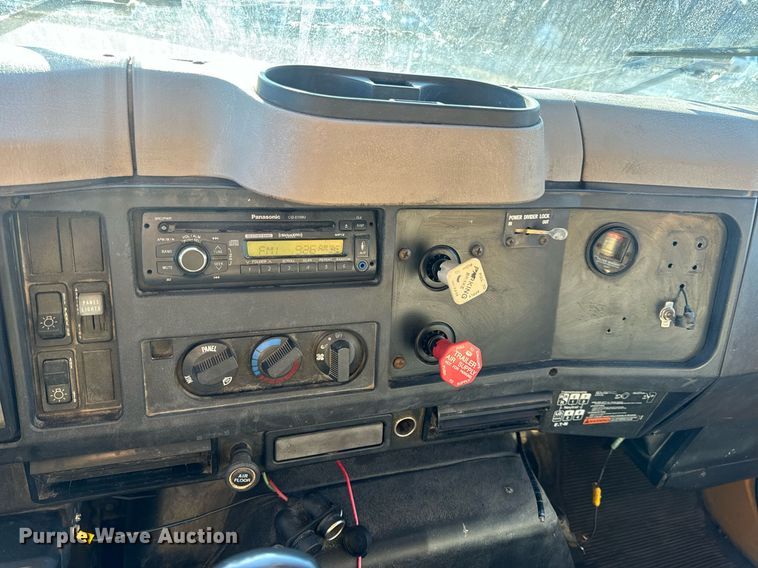 image for item EN5170 2000 International 4900  box truck