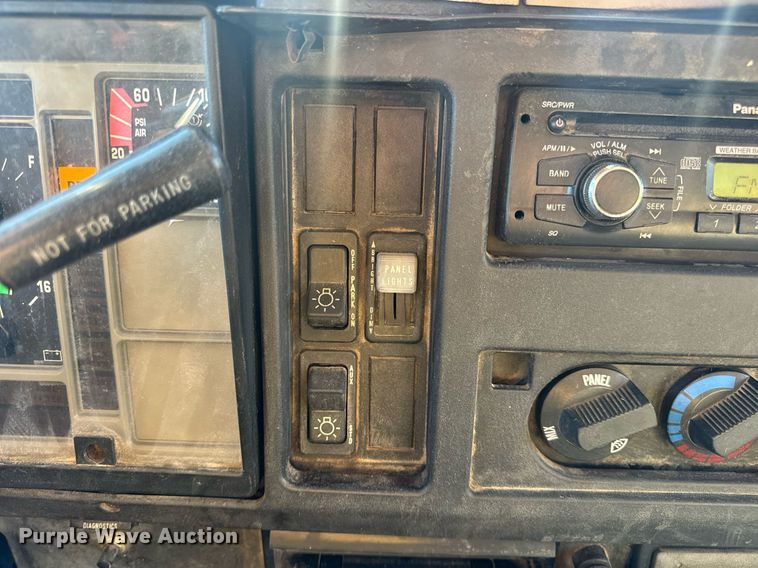 image for item EN5170 2000 International 4900  box truck