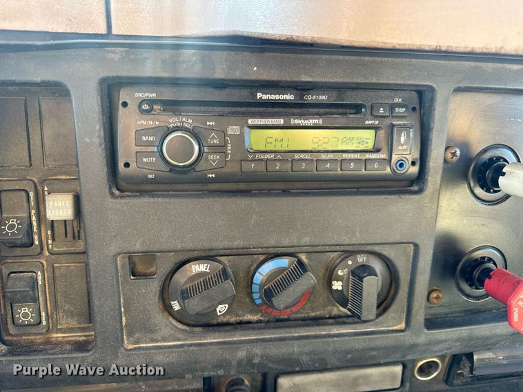 image for item EN5170 2000 International 4900  box truck