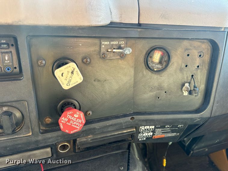 image for item EN5170 2000 International 4900  box truck