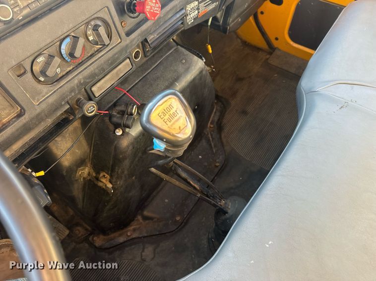 image for item EN5170 2000 International 4900  box truck