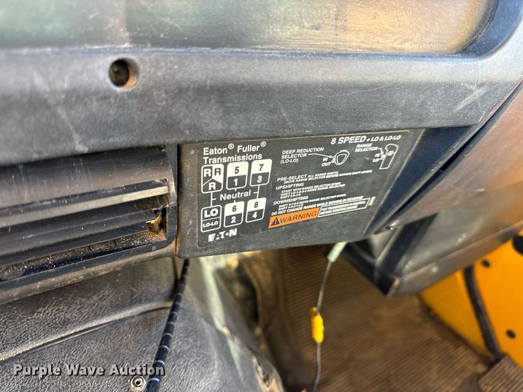 image for item EN5170 2000 International 4900  box truck