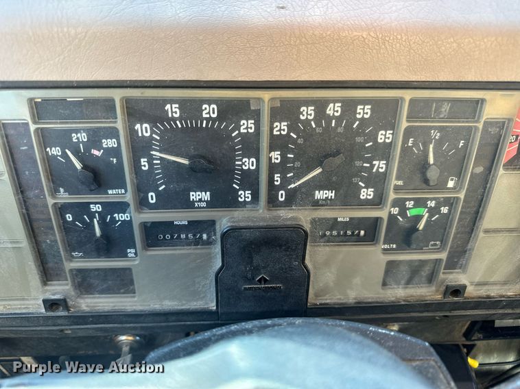 image for item EN5170 2000 International 4900  box truck