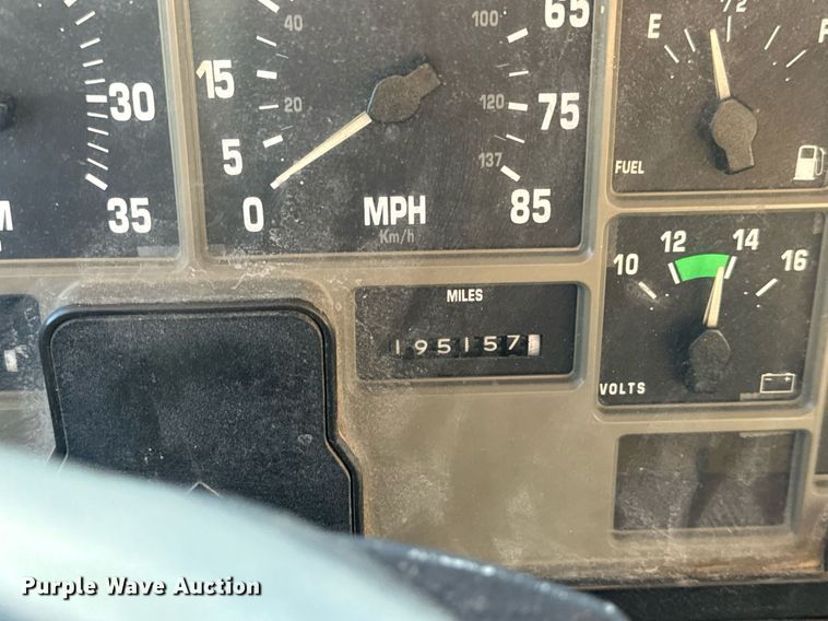 image for item EN5170 2000 International 4900  box truck