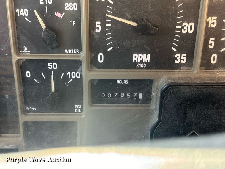 image for item EN5170 2000 International 4900  box truck