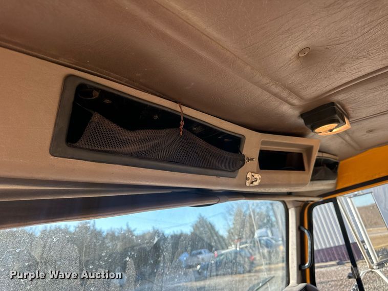 image for item EN5170 2000 International 4900  box truck