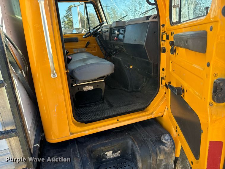 image for item EN5170 2000 International 4900  box truck