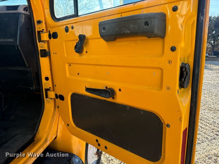 image for item EN5170 2000 International 4900  box truck