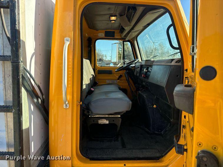 image for item EN5170 2000 International 4900  box truck