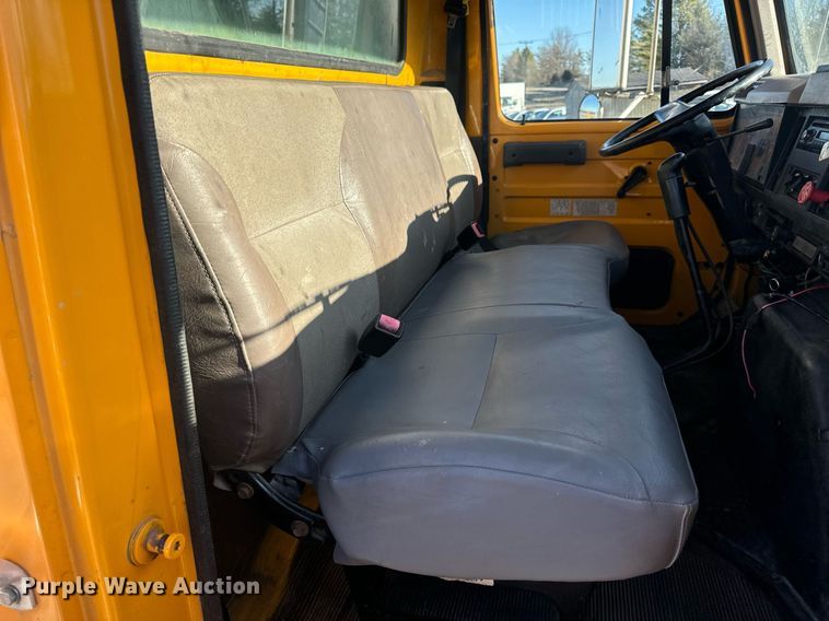 image for item EN5170 2000 International 4900  box truck