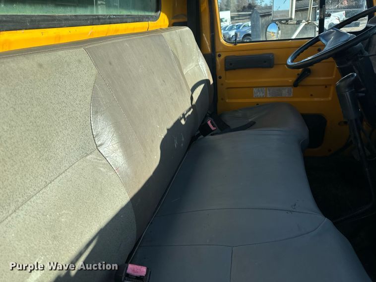 image for item EN5170 2000 International 4900  box truck