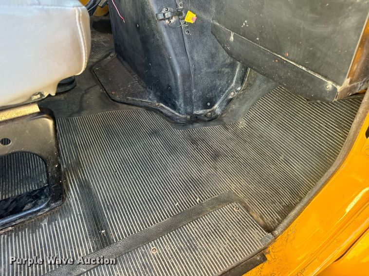 image for item EN5170 2000 International 4900  box truck