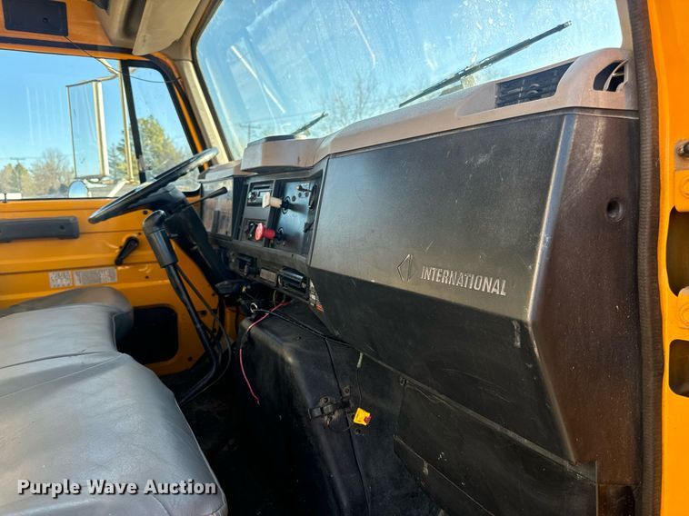 image for item EN5170 2000 International 4900  box truck