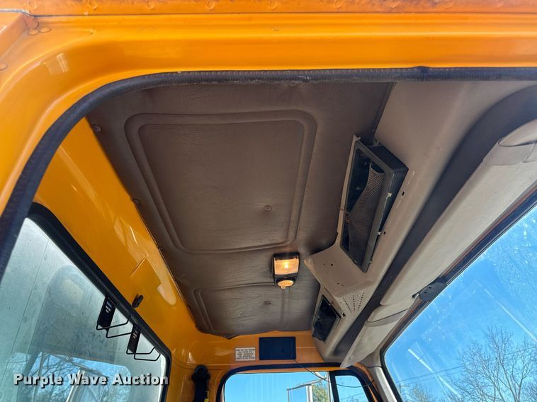 image for item EN5170 2000 International 4900  box truck